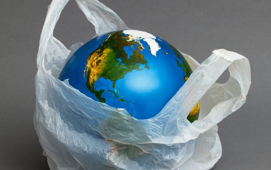 Perché utilizziamo così tanta plastica e come potremmo sostituirla?